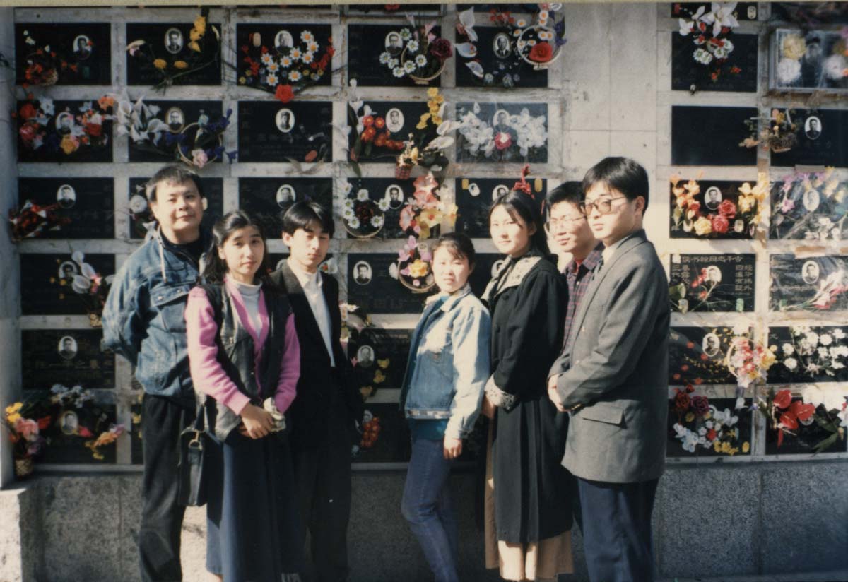 孟昭晋带开云手机端入口学生拜谒王重民墓